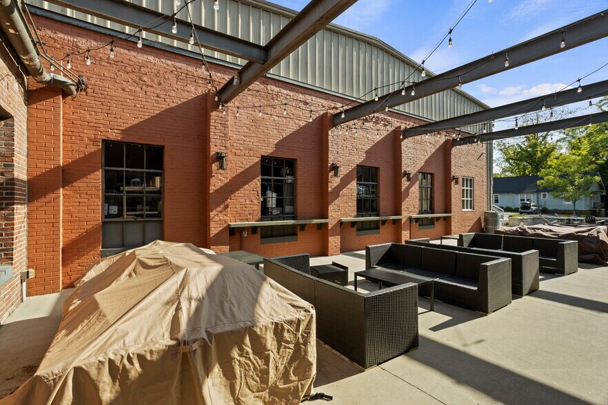 More Photos Of 109 W Stone Ave, Greenville Storefront Retail Office For Lease