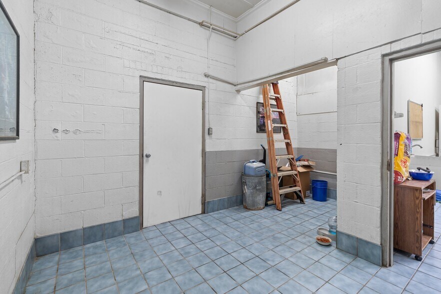 More Photos Of 704 N Central Ave, Locust Warehouse For Lease