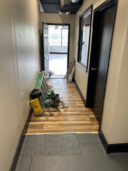 More Photos Of 707 SW Sandtown Rd, Marietta Freestanding For Lease