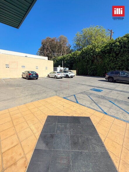 More Photos Of 16952 Ventura Blvd, Encino Medical For Lease