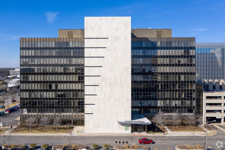 More Photos Of 8550 W Bryn Mawr Ave, Chicago Office For Lease