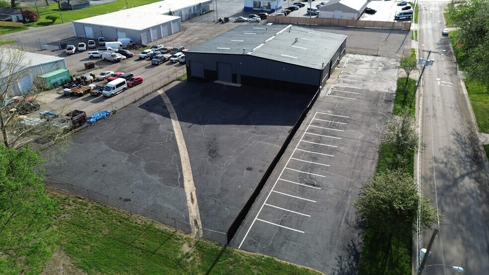 More Photos Of 1401 Fotler St, Springfield Warehouse For Lease