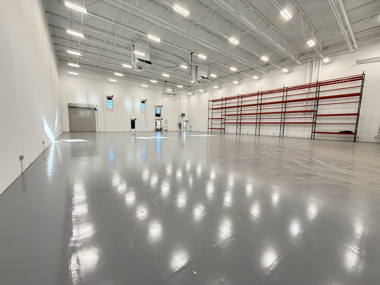 More Photos Of 7333 E Helm Dr, Scottsdale Airplane Hangar For Lease