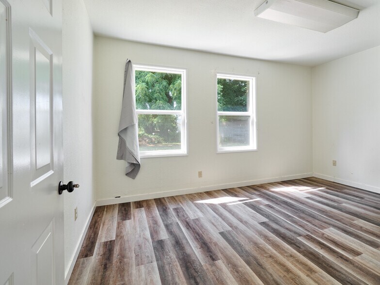 More Photos Of 1480 NE Laurel Ave, Woodburn Office For Sale