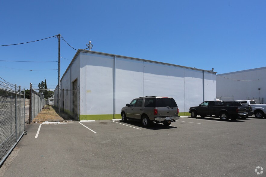 More Photos Of 2709 S Main St, Santa Ana Warehouse For Lease