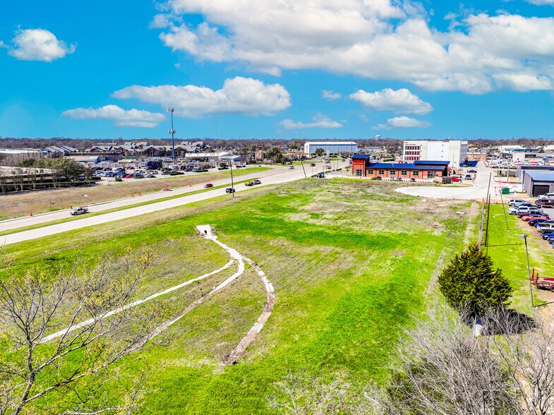 More Photos Of 551 University Dr, McKinney Showroom For Lease
