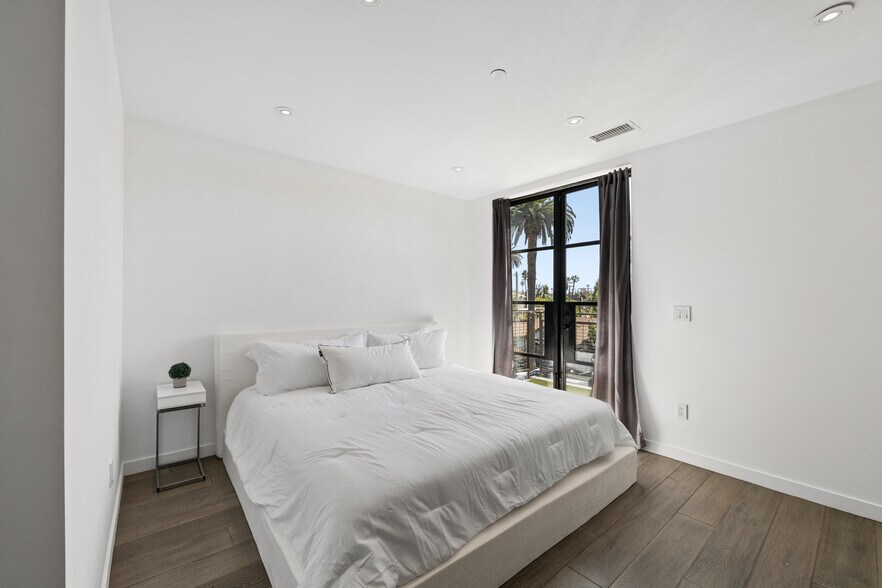 More Photos Of 1317 Cabrillo Ave, Venice Flex For Sale