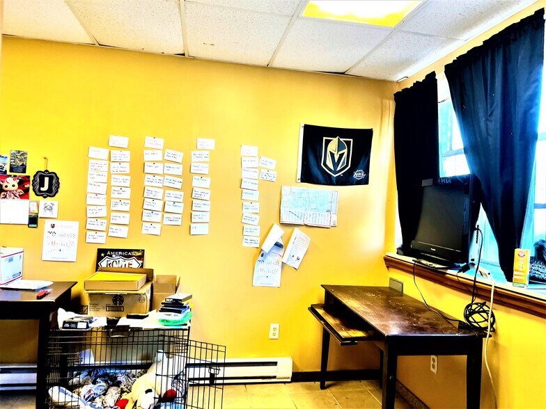 More Photos Of 108 Brook Ave, Deer Park Warehouse For Lease