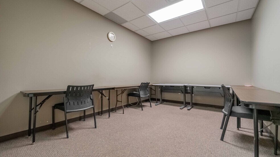 More Photos Of 600 Vale Park Rd, Valparaiso Flex For Lease