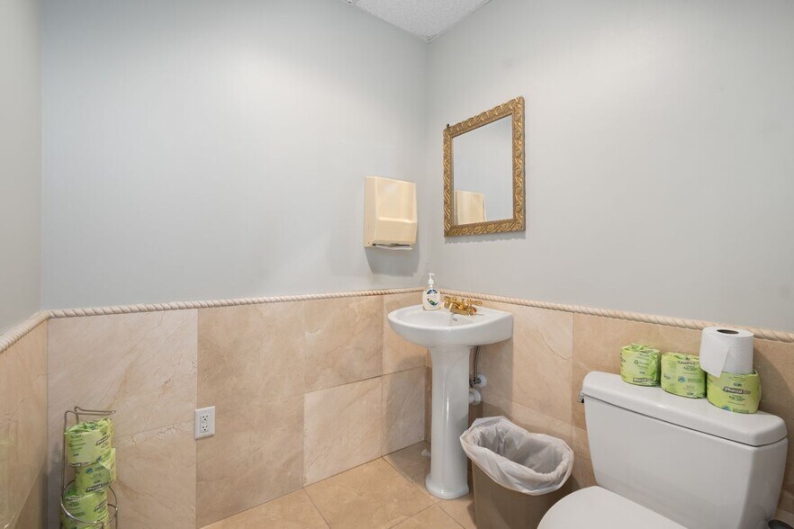More Photos Of 2239 15th St, Sarasota Warehouse For Sale