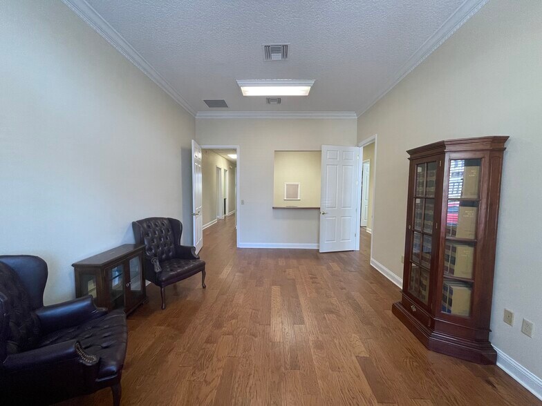 More Photos Of 220 W Main St, Tavares Office For Lease