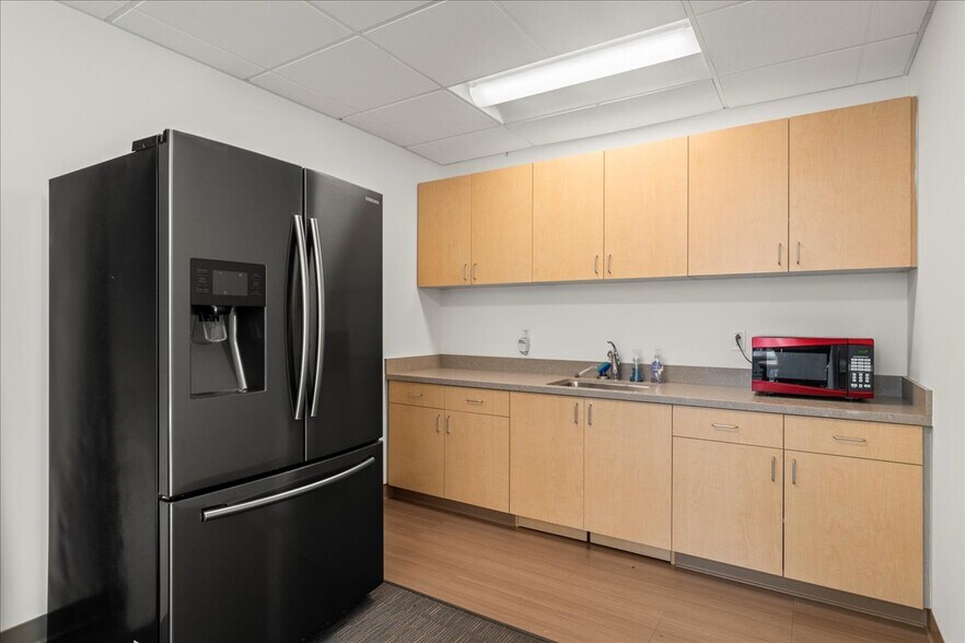 More Photos Of 555 Veterans Blvd, Redwood City Office For Lease