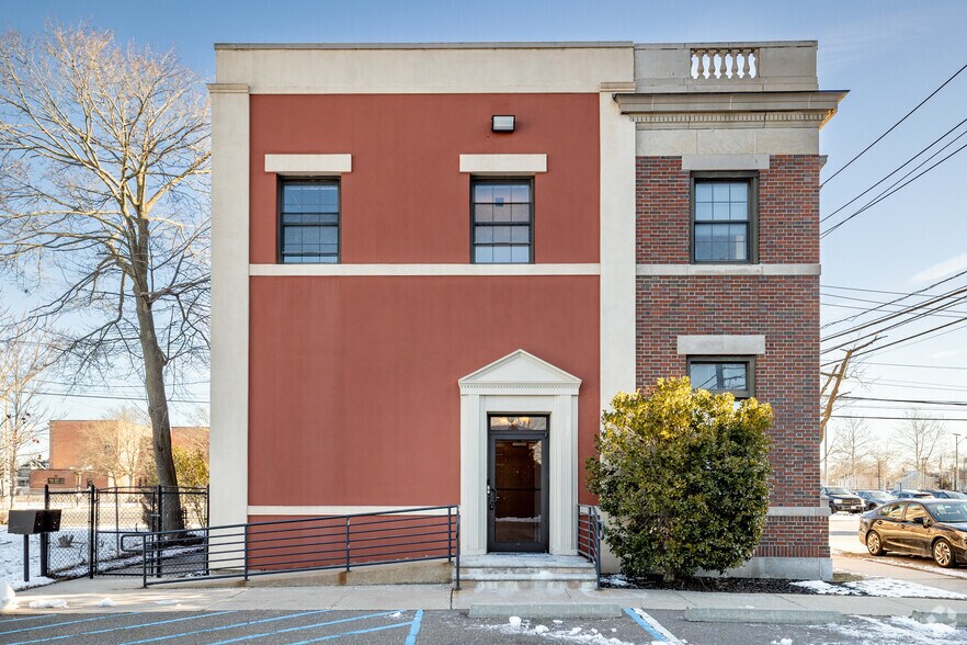 More Photos Of 303 Griffing Ave, Riverhead Office For Lease