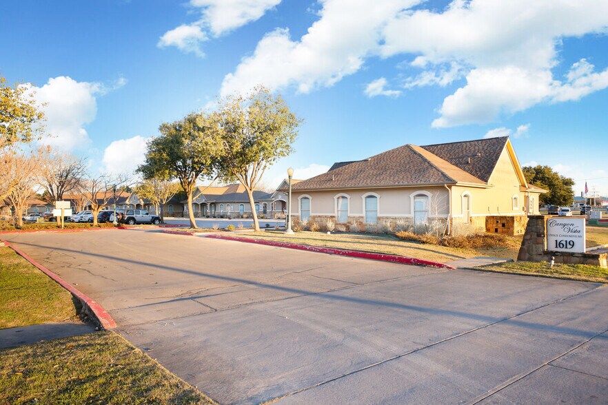 More Photos Of 1619 E Common St, New Braunfels Office For Lease