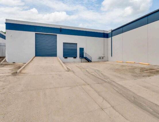 More Photos Of 2570 W Commerce St, Dallas Warehouse For Lease