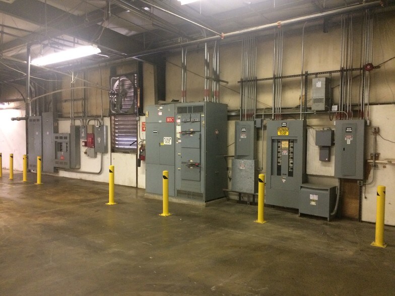 More Photos Of 125 Roxbury Industrial Ctr, Charles City Warehouse For Lease