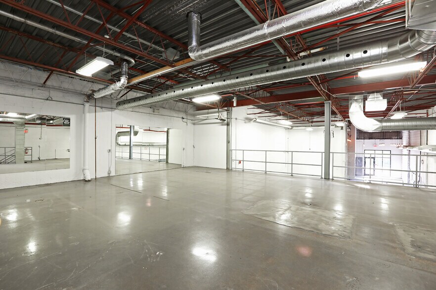 More Photos Of 100 Sunrise Av, Toronto Warehouse For Lease