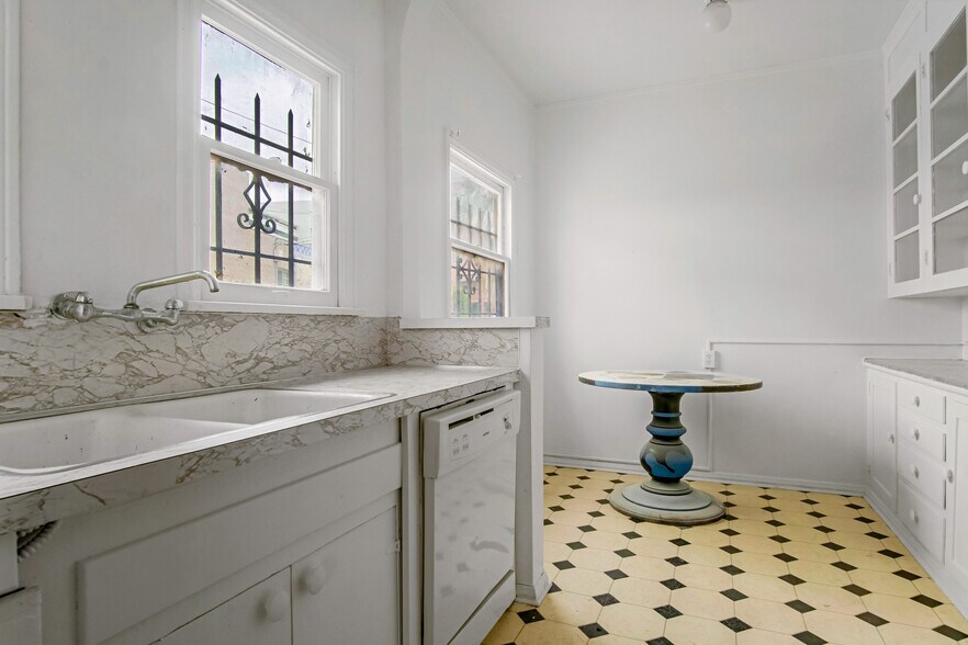 More Photos Of 712 S Stanley Ave, Los Angeles Apartments For Sale