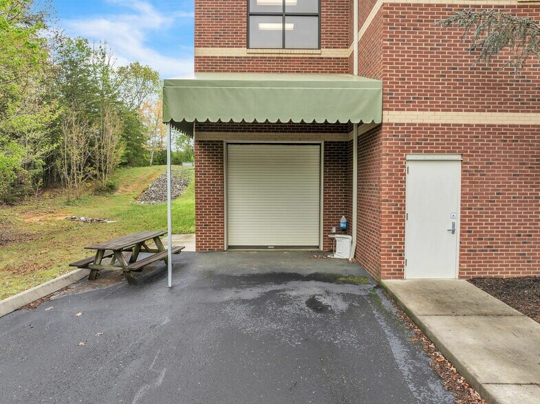 More Photos Of 2010 Castaic Ln, Knoxville Office For Sale