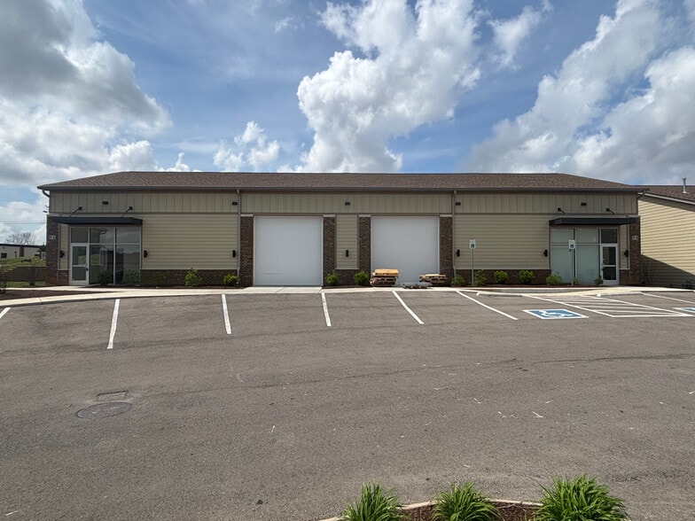 Primary Photo Of 1031 Parkway Dr, Spring Hill Flex For Lease