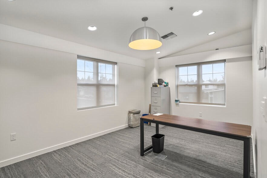 More Photos Of 275 W Lundgren Mill Dr, Sisters Manufacturing For Lease