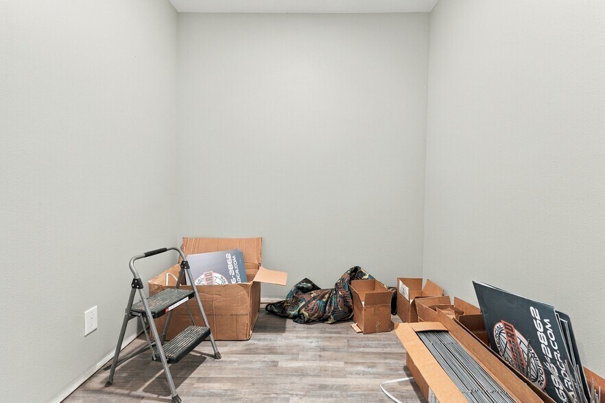 More Photos Of 1801 13th St, Levelland Light Distribution For Sale