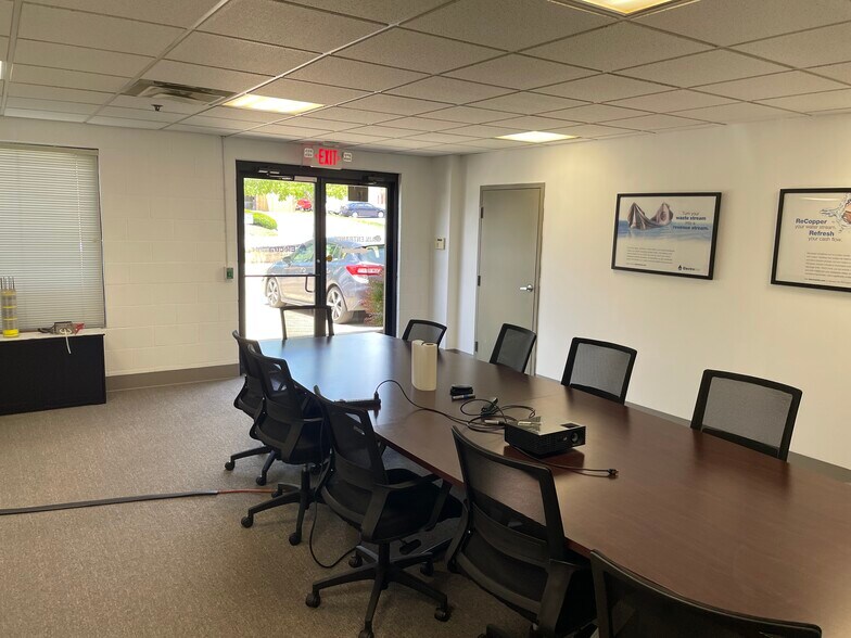 More Photos Of 140 Trade St, Lexington Distribution For Lease