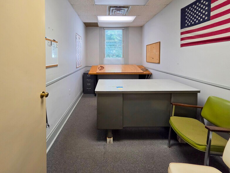 More Photos Of 710 4th St, Shenandoah Warehouse For Sale