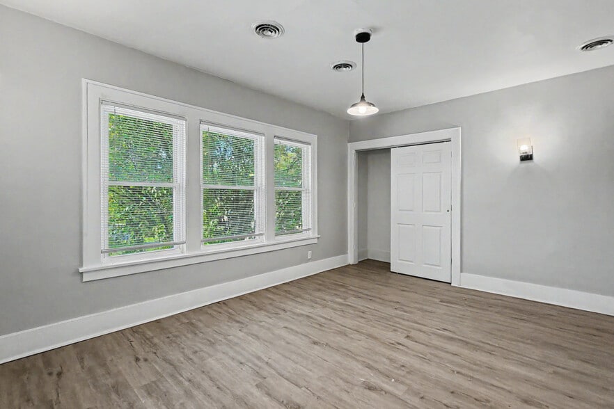 More Photos Of 2042-2046 W 4th St, Davenport Apartments For Sale