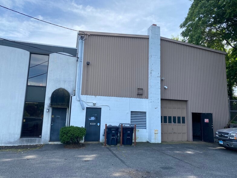 More Photos Of 9 Viaduct Rd, Stamford Warehouse For Lease