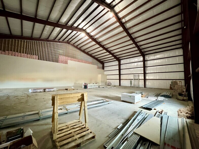 More Photos Of 5700 Eastside Parkway Dr, Gas City Light Distribution For Lease