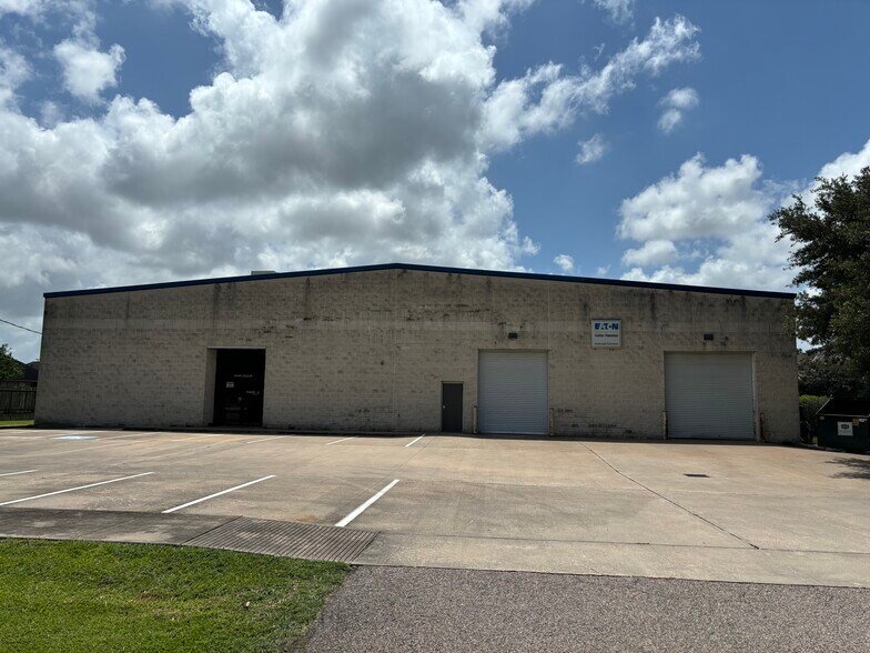 More Photos Of 3222 Manvel Rd, Pearland Warehouse For Lease