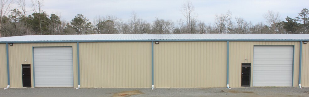 More Photos Of 106 Freedom Park Dr, Hubert Warehouse For Lease