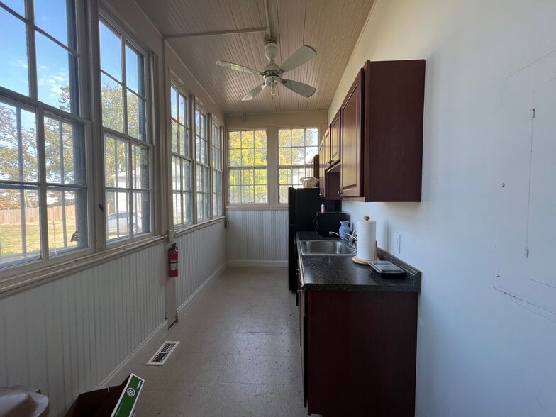 More Photos Of 320 East St, Memphis Office For Sale