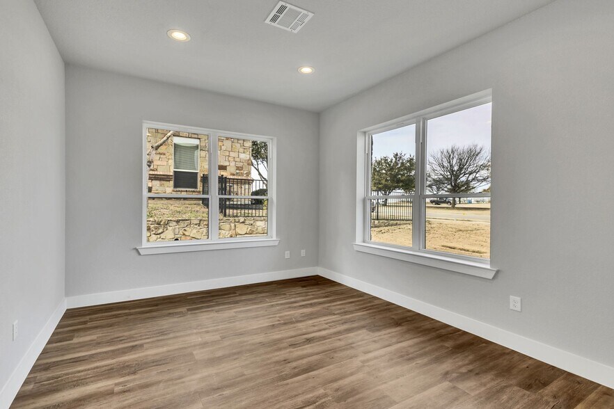More Photos Of 1701 Fountainview Dr, Mansfield Office For Sale