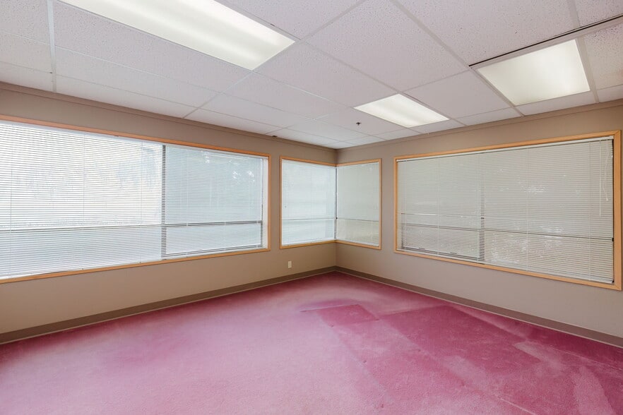 More Photos Of 1040 NE Hostmark St, Poulsbo Office For Sale