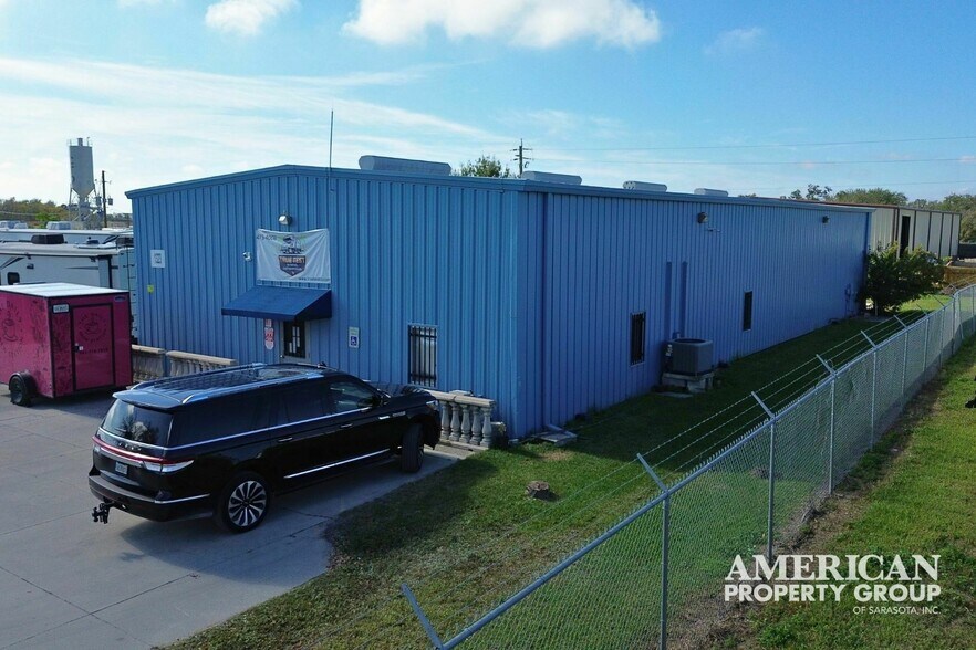 More Photos Of 1323 20th Ave, Palmetto Warehouse For Lease