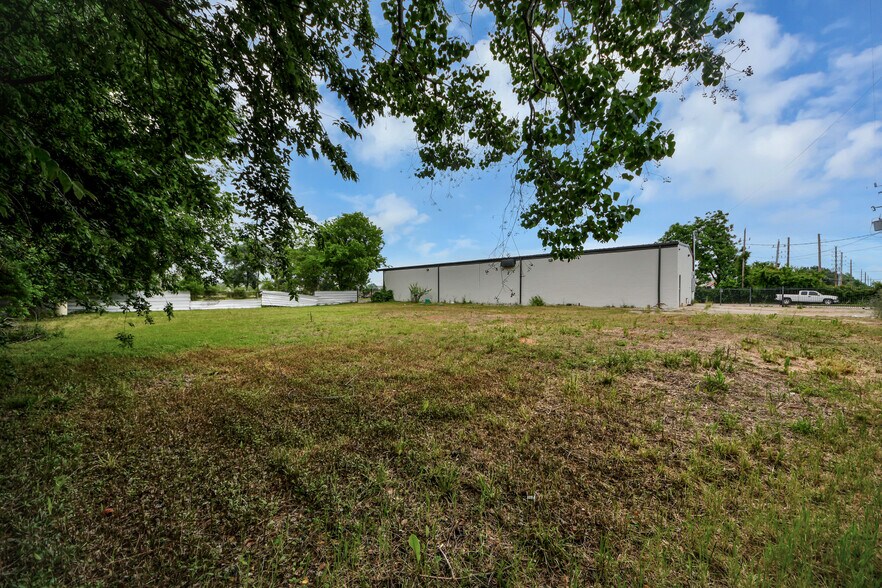 More Photos Of 8603 Shoal Creek Dr, Houston Warehouse For Sale