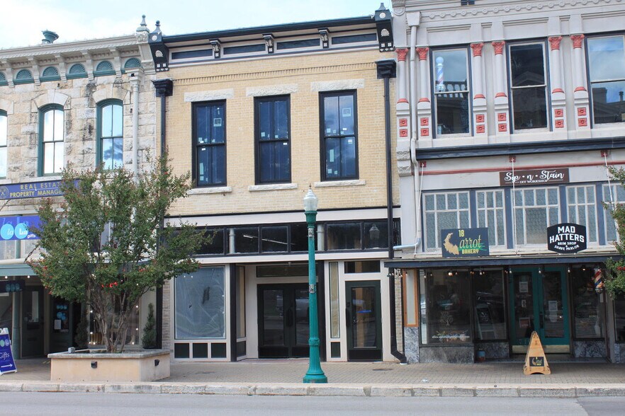 More Photos Of 712 S Austin Ave, Georgetown Storefront Retail Office For Sale