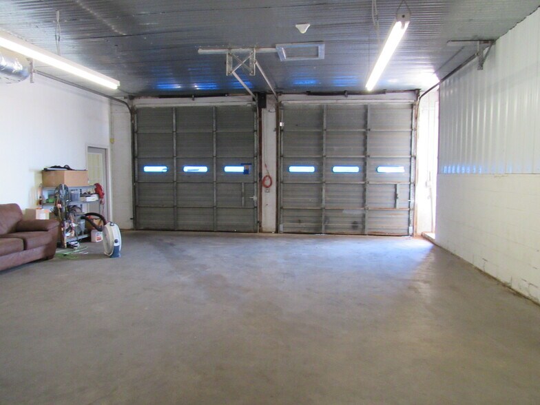 More Photos Of 1904 E Broadway St, Altus Distribution For Sale