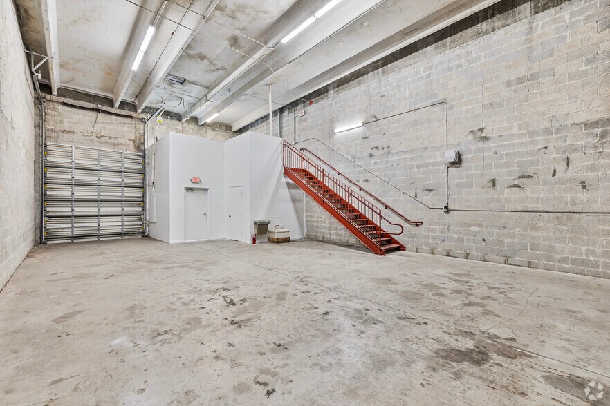 More Photos Of 13420-13432 NW 38th Ct, Opa Locka Warehouse For Lease