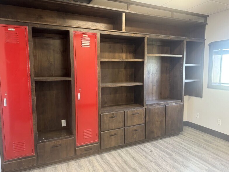 More Photos Of 1015 W Woodside St, Mcpherson Industrial For Sale