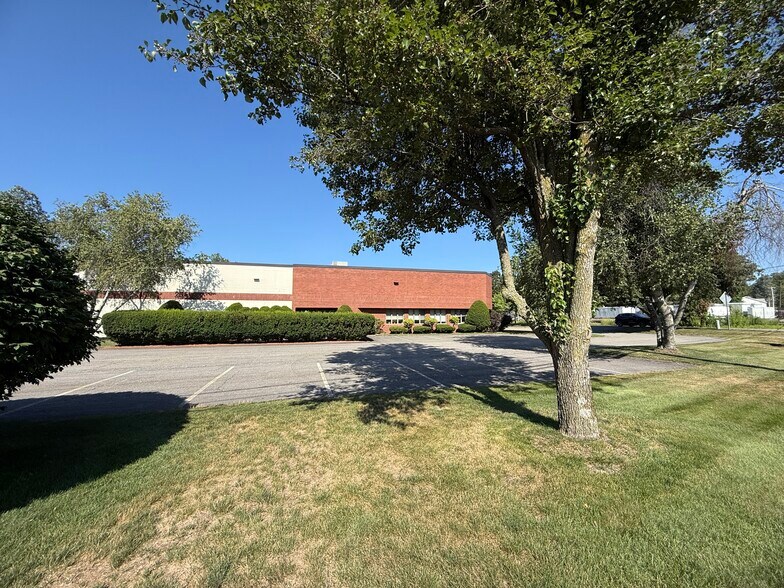 More Photos Of 11 Willow Rd, Ayer Warehouse For Lease