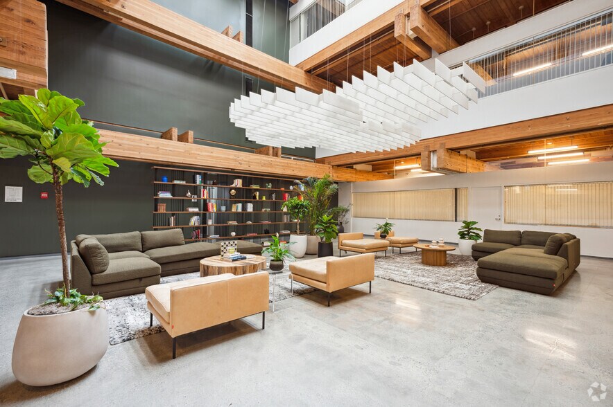 More Photos Of 4444 W Lakeside Dr, Burbank Office For Lease