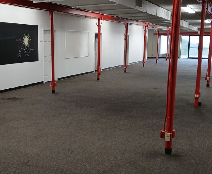 More Photos Of 410 E 1st St S, Wright City Manufacturing For Sale