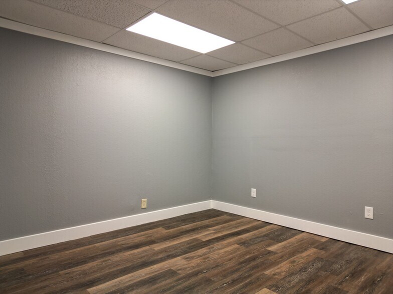 More Photos Of 3501-3539 NW Loop 820, Fort Worth Showroom For Lease