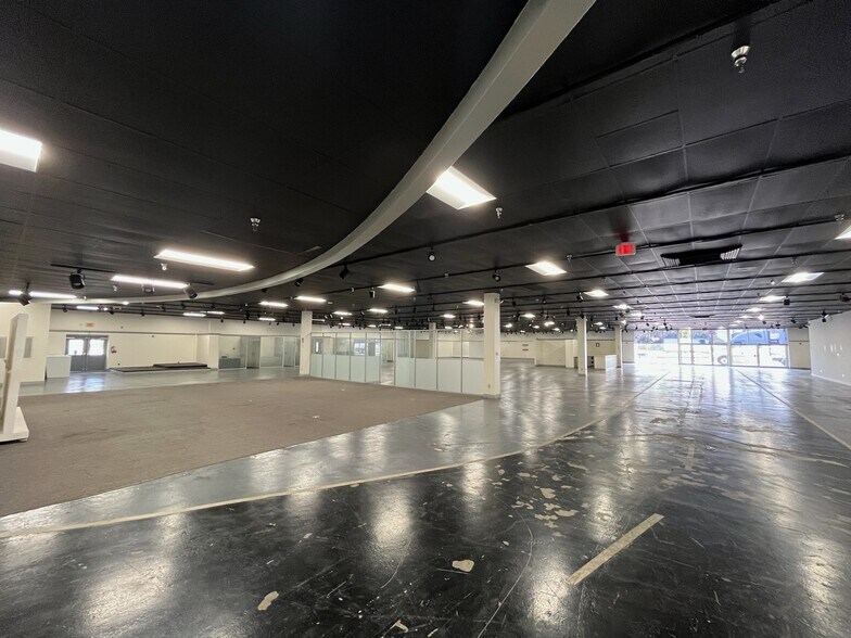 More Photos Of 2000 Principal Row, Orlando Freestanding For Lease