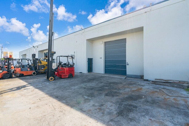 More Photos Of 325-337 W 75th Pl, Hialeah Warehouse For Lease