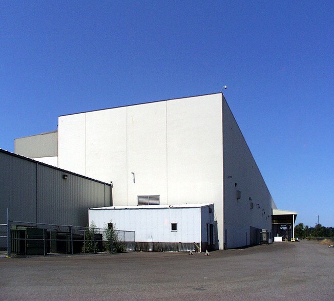 More Photos Of 15540 N Lombard St, Portland Warehouse For Lease