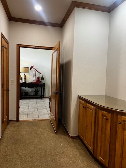 More Photos Of 417 W 18th St, Edmond Unknown For Lease